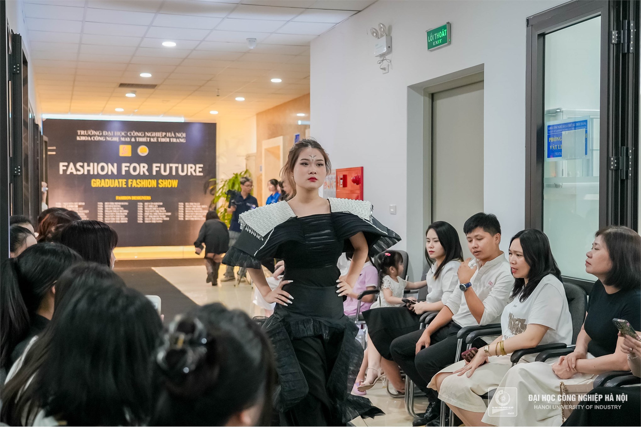 HaUI Students Dazzle at Graduation Fashion Show