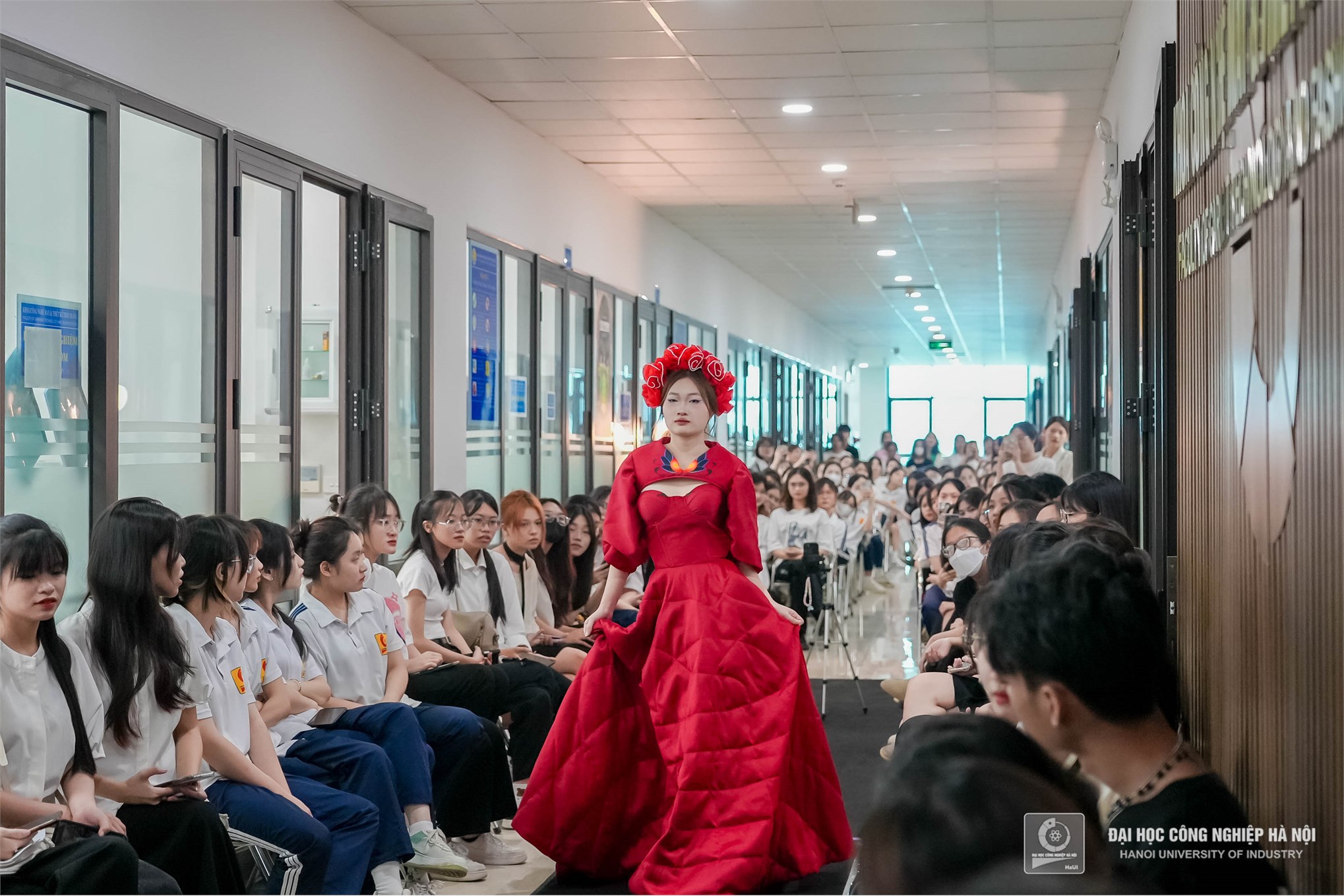 HaUI Students Dazzle at Graduation Fashion Show