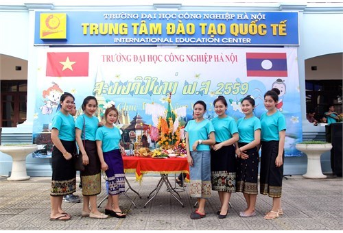 Vui Tết cổ truyền Bunpimay 2559 (CHDCND Lào) tại Đại học Công nghiệp Hà Nội