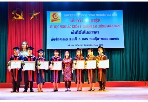 Lễ tốt nghiệp cho LHS Lào khóa 6 ngành Tài chính Ngân hàng