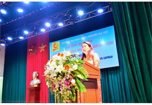 Lễ tốt nghiệp cho LHS Lào khóa 6 ngành Tài chính Ngân hàng