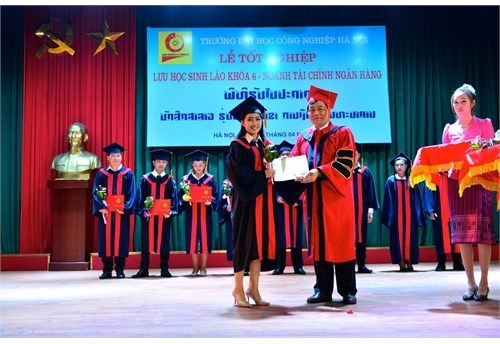 Lễ tốt nghiệp cho LHS Lào khóa 6 ngành Tài chính Ngân hàng