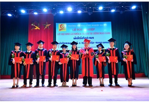 Lễ tốt nghiệp cho LHS Lào khóa 6 ngành Tài chính Ngân hàng