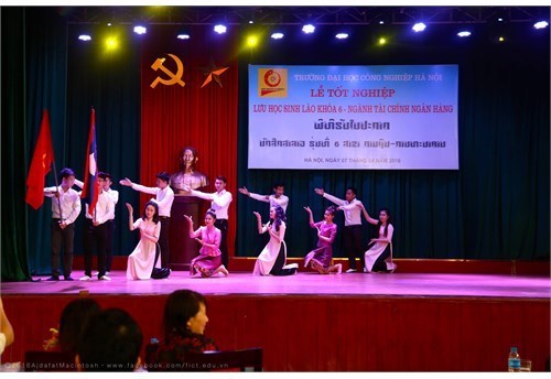 Lễ tốt nghiệp cho LHS Lào khóa 6 ngành Tài chính Ngân hàng