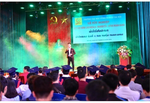 Lễ tốt nghiệp cho LHS Lào khóa 6 ngành Tài chính Ngân hàng
