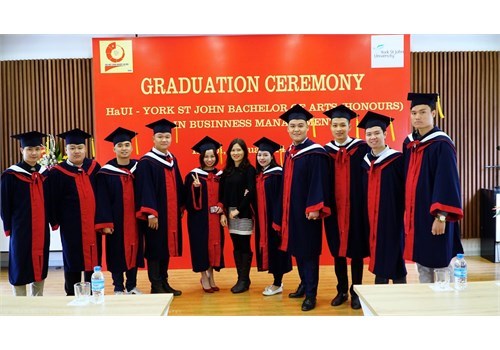 Lễ bế giảng khoá I Chương trình Đại học York St John (Vương quốc Anh)