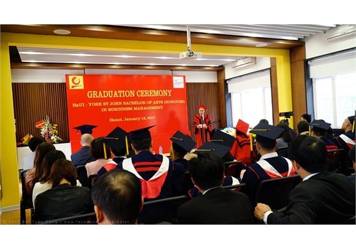 Lễ bế giảng khoá I Chương trình Đại học York St John (Vương quốc Anh)