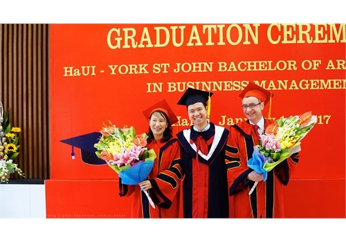 Lễ bế giảng khoá I Chương trình Đại học York St John (Vương quốc Anh)