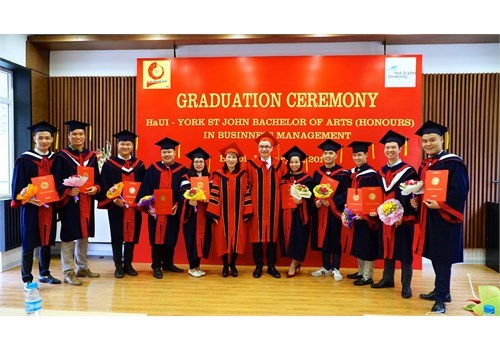 Lễ bế giảng khoá I Chương trình Đại học York St John (Vương quốc Anh)