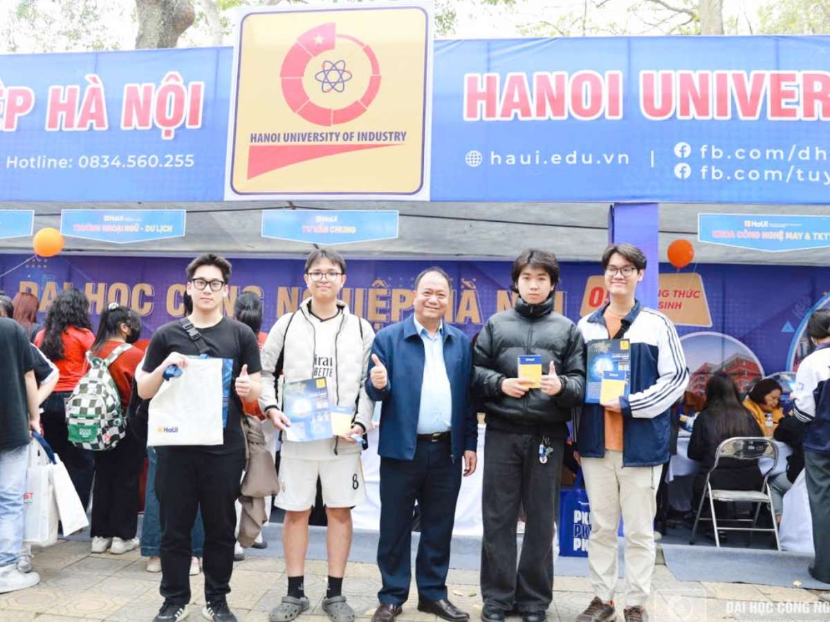 Thousands of high school students and parents participated in consulting with HaUI at the 2025 Admission and Career Counseling Day