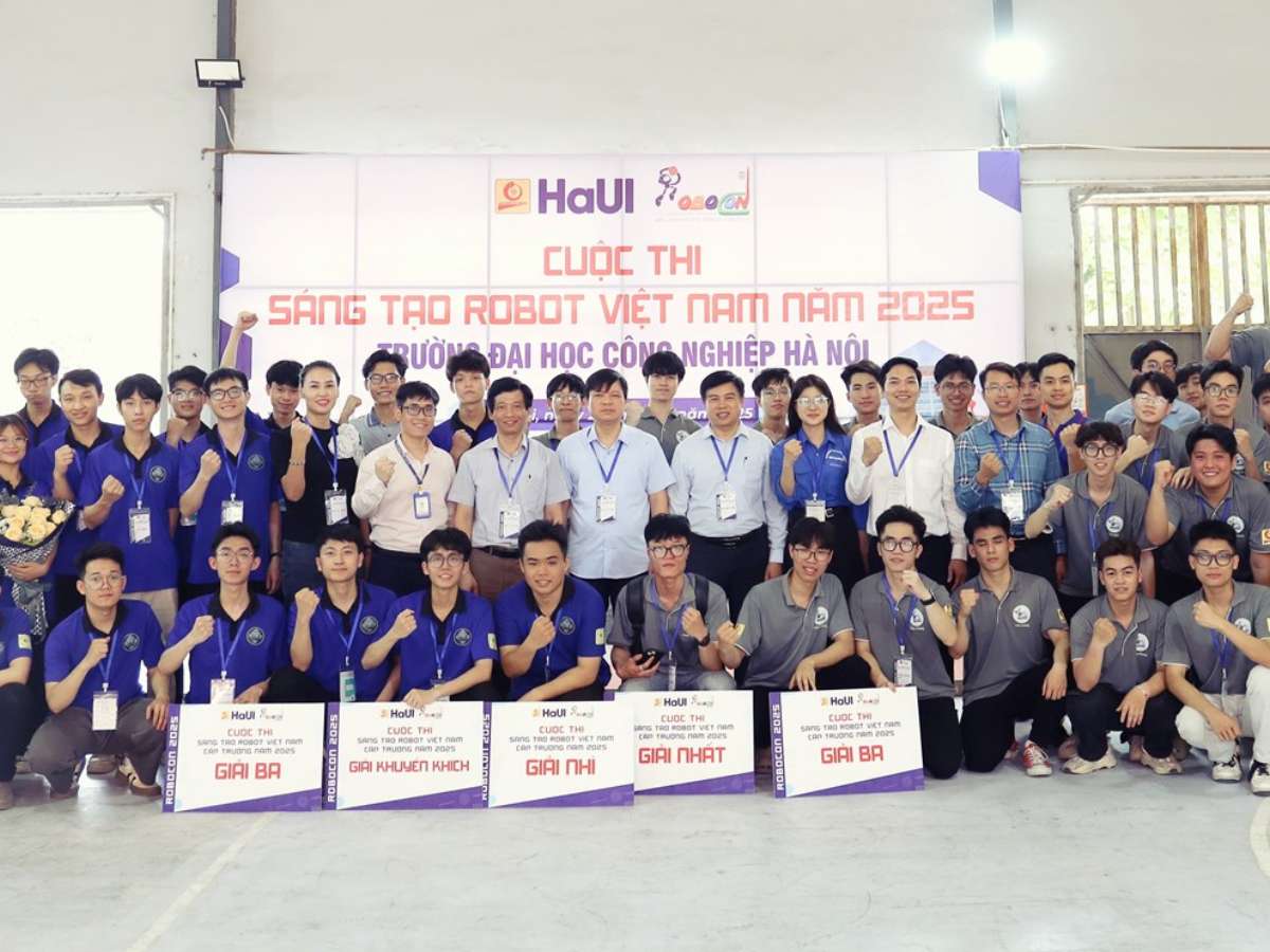 DCN - SMAE1 crowns champion of HaUI Robocon 2025