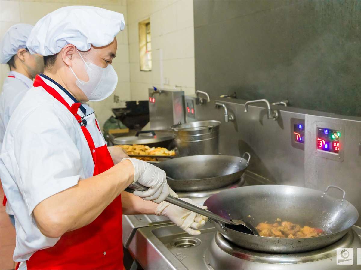 HaUI takes action for food safety in 2025: Ensuring a healthy and sustainable campus environment