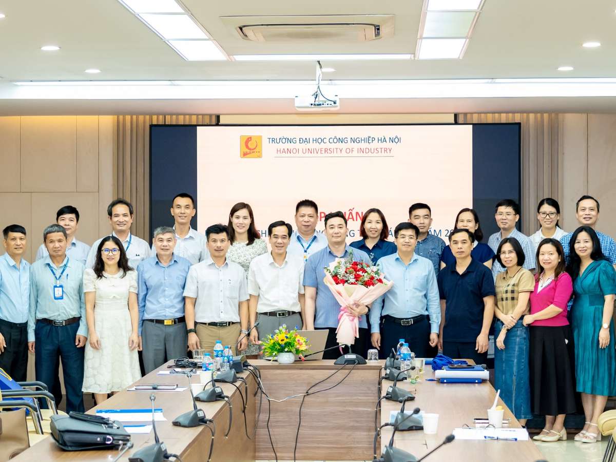 HaUI equips staff with knowledge and skills for professional legal affairs