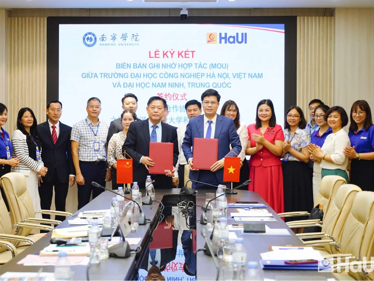 Hanoi University of Industry and Nanning University (China) sign strategic cooperation agreement to advance scientific research and specialized training