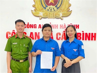 [hatinh] Nguyễn Hoài Nam - Bí thư Chi đoàn thôn Yên Khánh, xã Cẩm Bình hăng hái lên đường thực hiện nghĩa vụ bảo vệ Tổ quốc