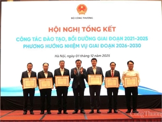 [congthuong] Vinh danh nhiều cá nhân, tập thể xuất sắc trong công tác đào tạo ngành Công Thương