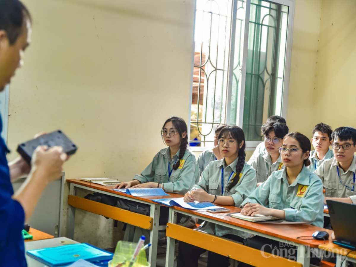 [dongnai] Những bông hồng tay cầm cờ lê, dầu mỡ... 'bắt bệnh' động cơ hiện đại