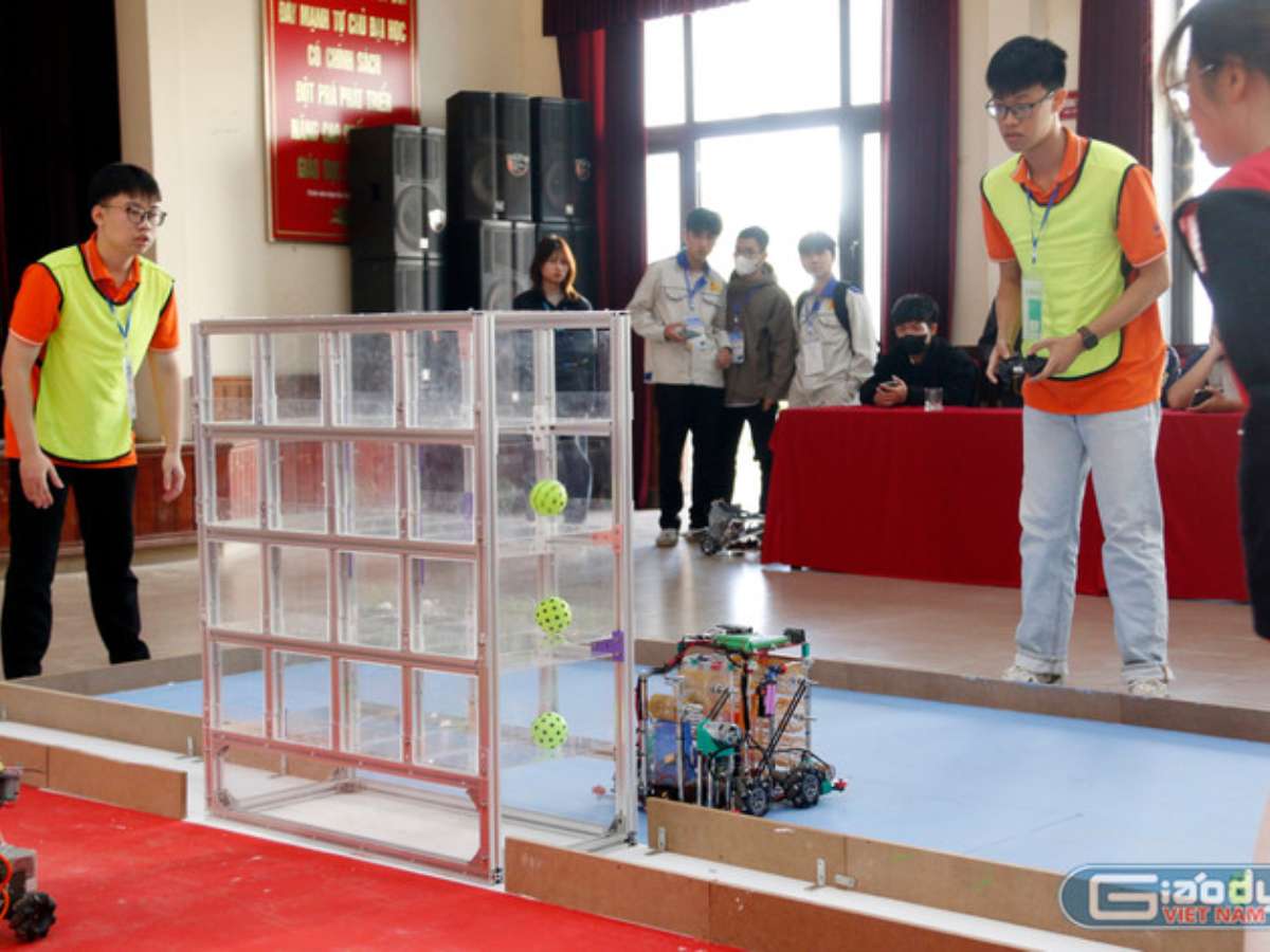 [giaoduc] Trường Điện - Điện tử (HaUI) tổ chức Cuộc thi “Sáng tạo Robot mini - Sky Targest Challenge 2025”