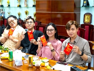 [baovanhoa] Nhiều trường đại học lì xì, hỗ trợ vé xe Tết cho sinh viên