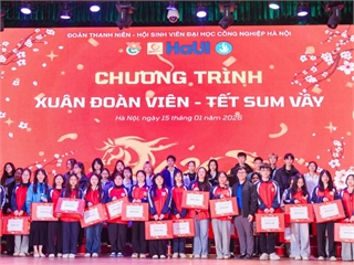 [baophapluat] Loạt đại học lì xì, tặng miễn phí vé xe về quê ăn Tết cho sinh viên]