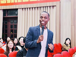 [tuoitre] Sinh viên quốc tế chọn giảng đường Việt Nam - Kỳ 4: Bất ngờ với học bài, chạy deadline ở quán cà phê