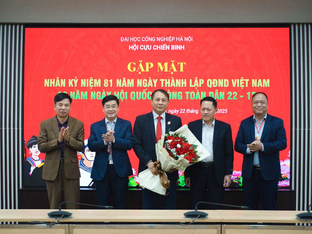 Viết tiếp khúc quân hành “bộ đội Cụ Hồ” dưới mái trường Đại học Công nghiệp Hà Nội