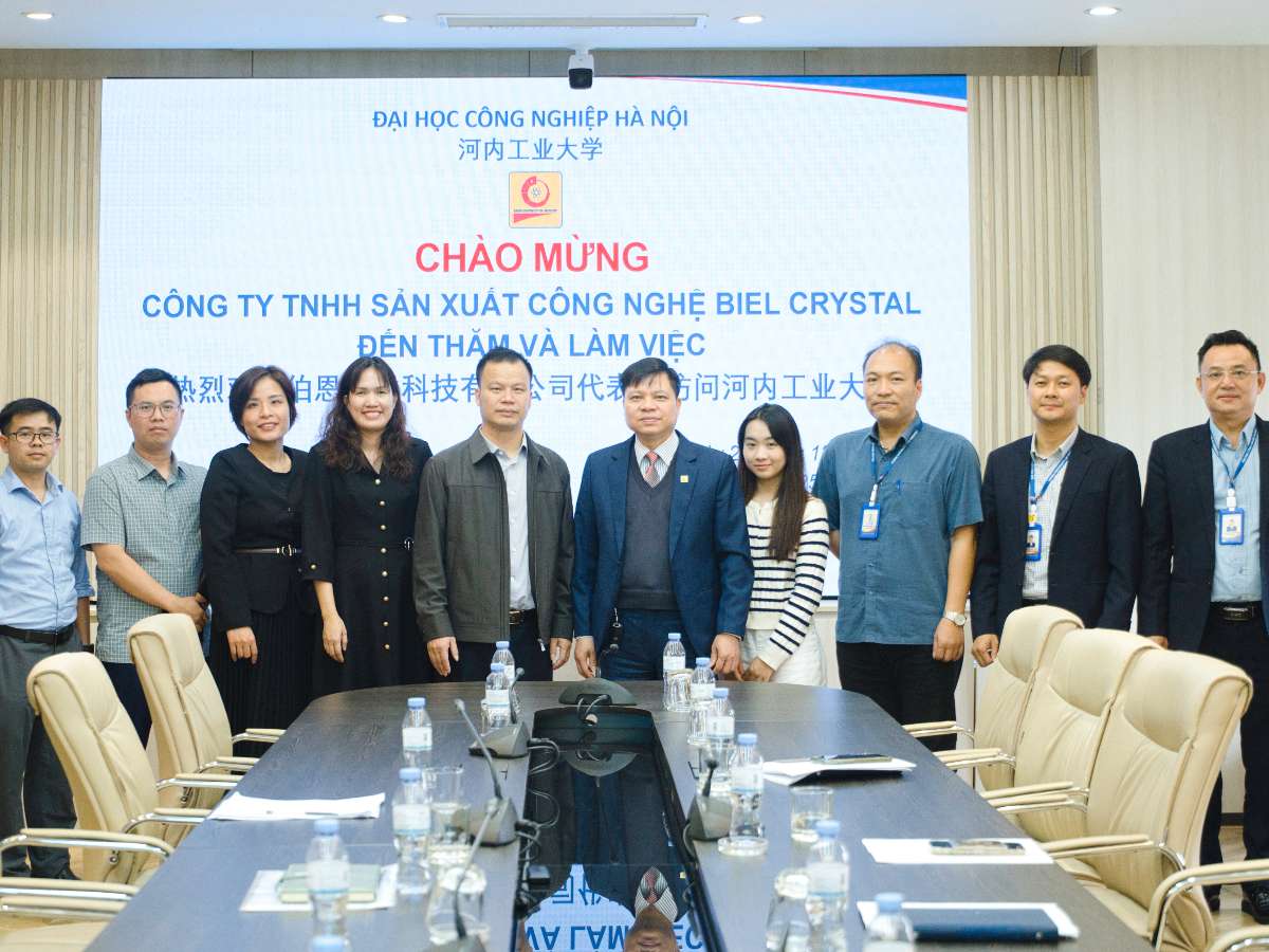 Đại học Công nghiệp Hà Nội làm việc với "Gã khổng lồ" công nghệ quang học Biel Crystal
