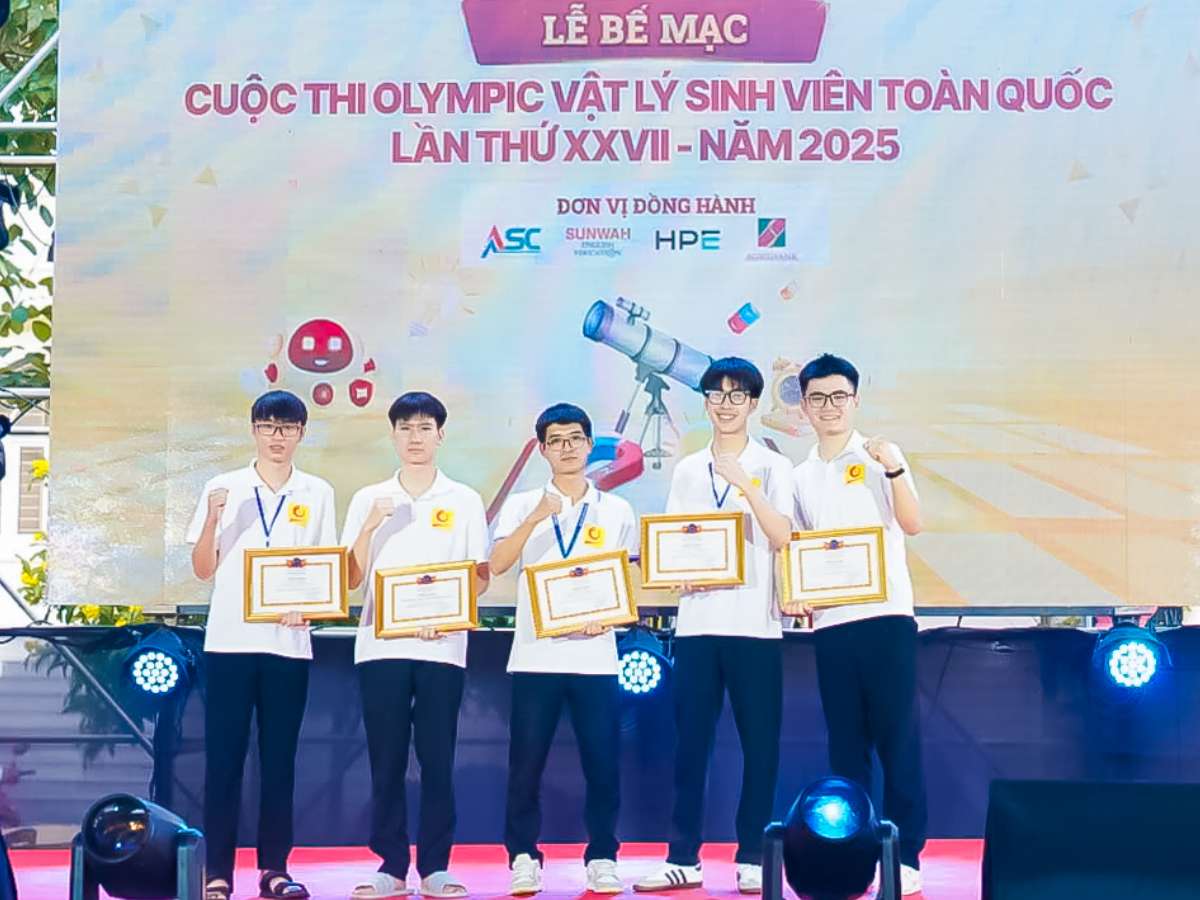 HaUI physics team demonstrates Academic Excellence at National Olympiad 2025