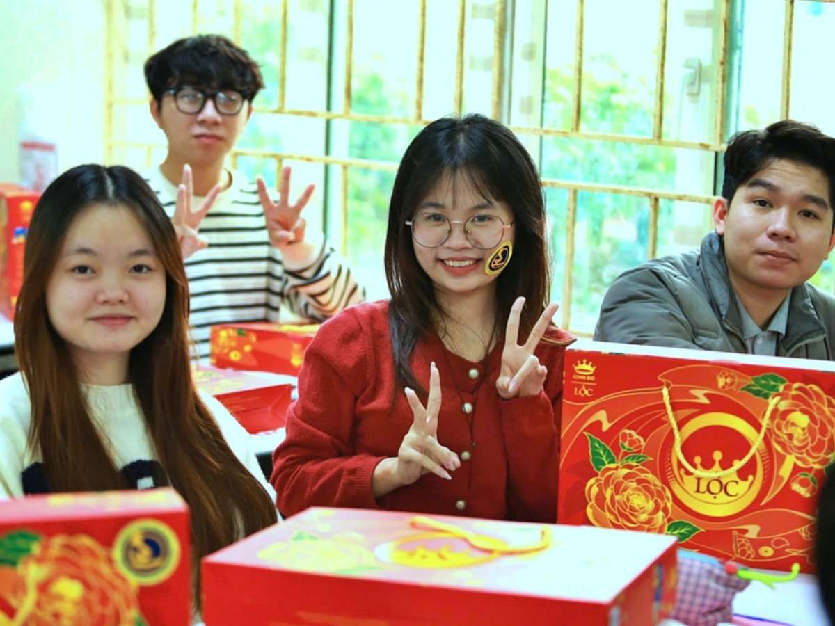 [congdankhuyenhoc] Đại học hỗ trợ vé xe miễn phí, lì xì, tặng quà Tết cho sinh viên