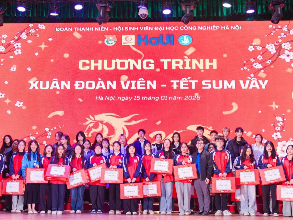 [baophapluat] Loạt đại học lì xì, tặng miễn phí vé xe về quê ăn Tết cho sinh viên]