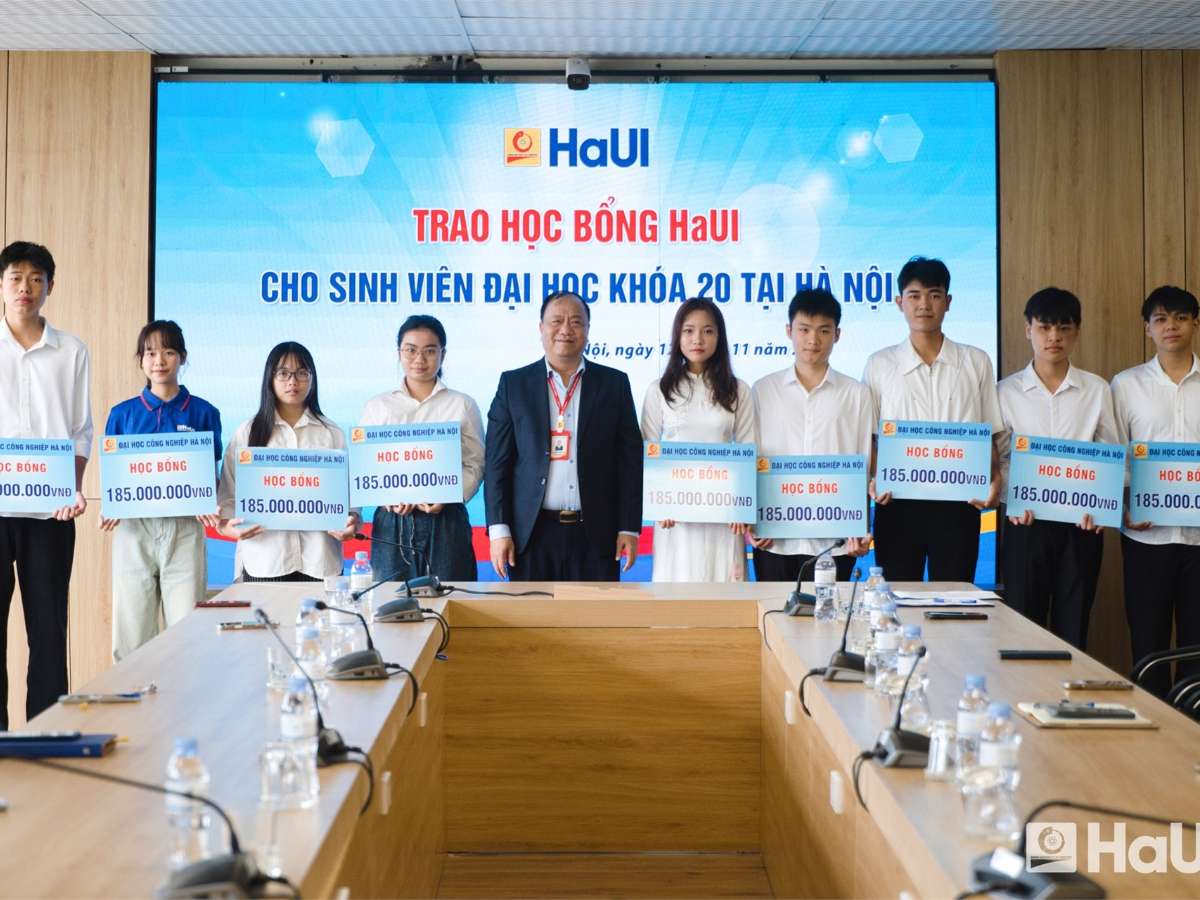 [danviet] Trường Đại học Công nghiệp Hà Nội trao gần 9,5 tỷ đồng chắp cánh ước mơ cho sinh viên xuất sắc