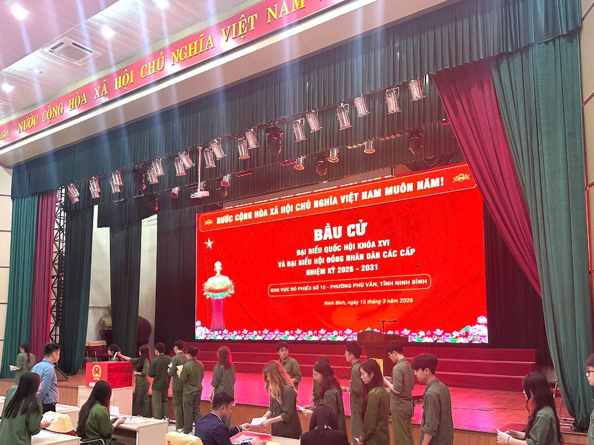 Rộn ràng ngày bầu cử tại khu vực bỏ phiếu số 10 – Cơ sở 3 Đại học Công nghiệp Hà Nội