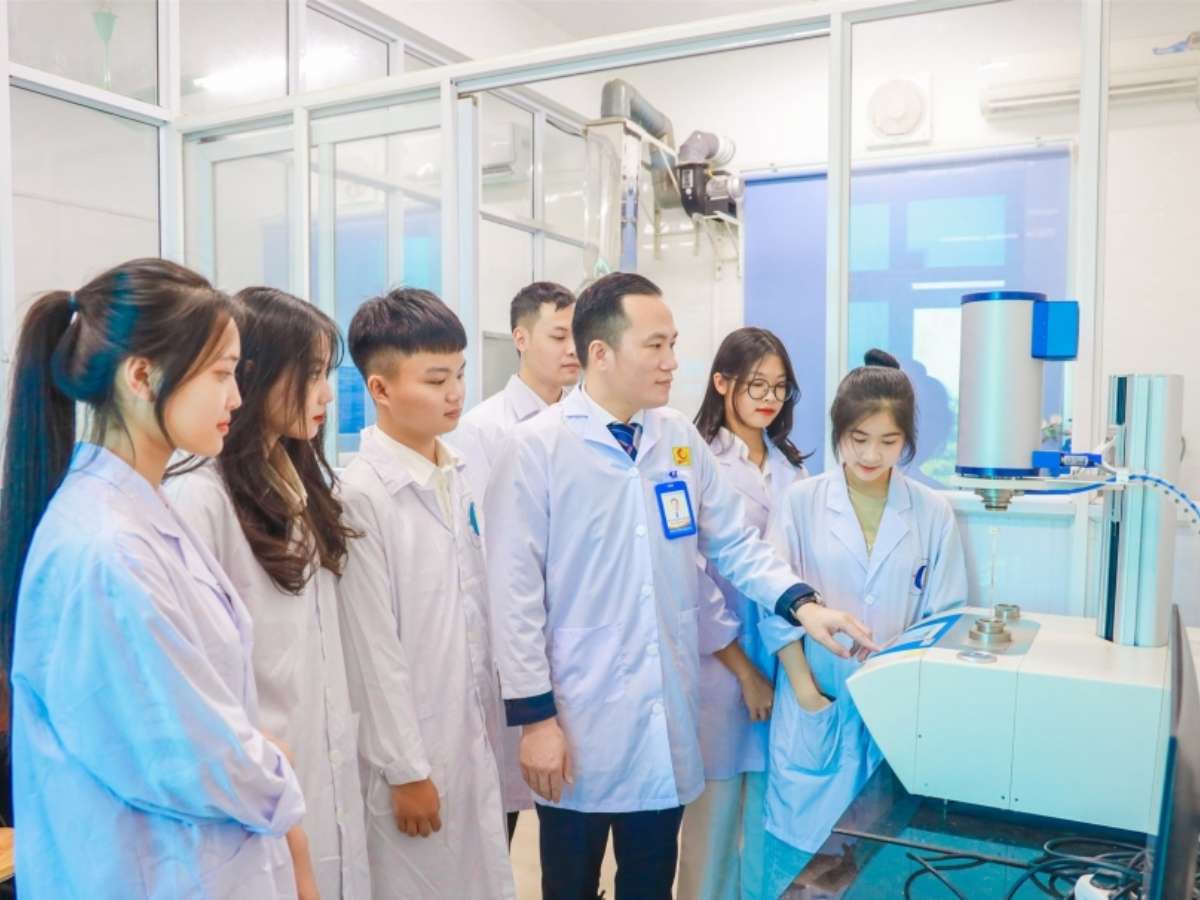 [giaoduc] Đa dạng mức học phí và điểm chuẩn trong đào tạo ngành Công nghệ kỹ thuật hóa học