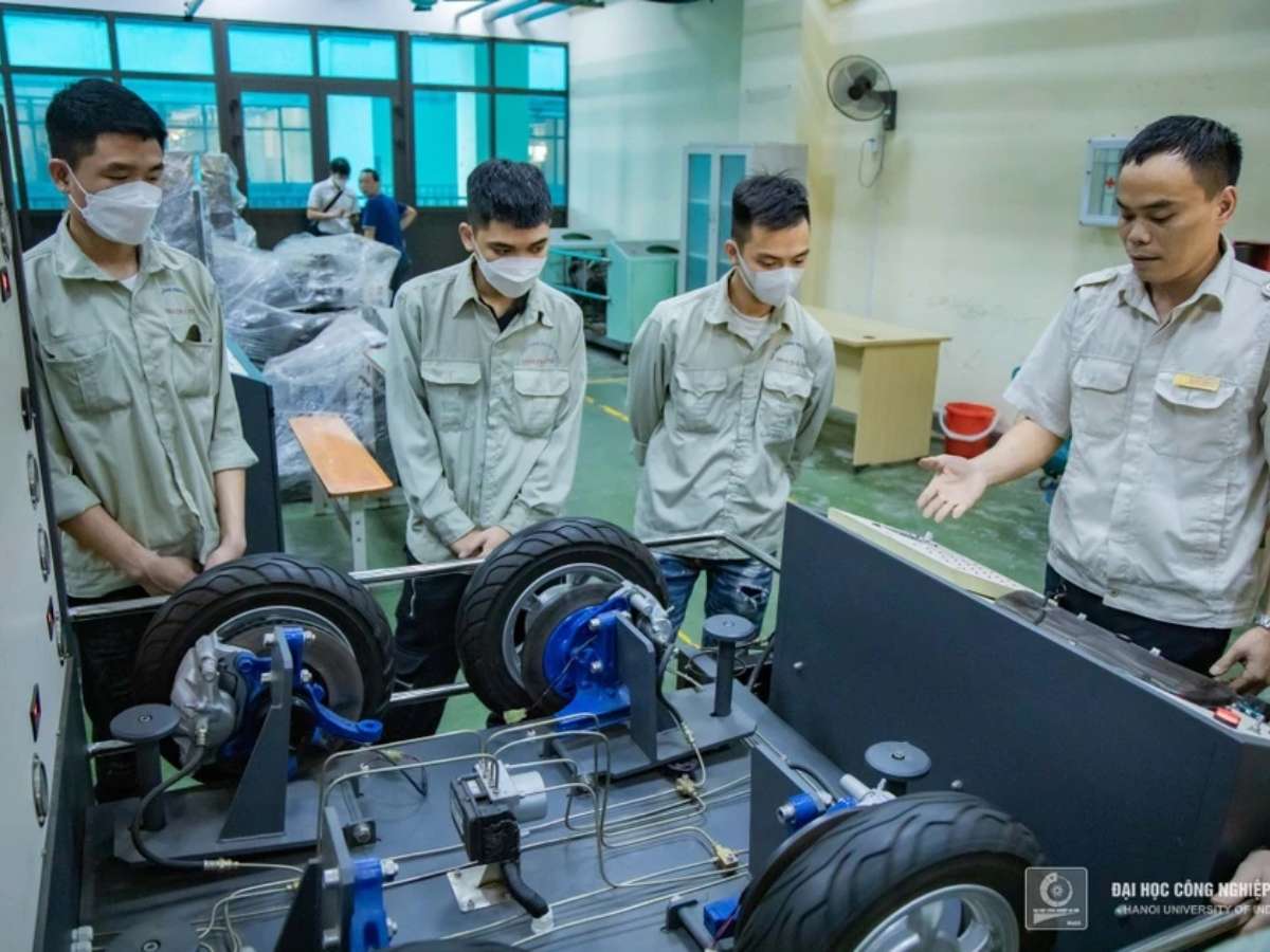 [znews] Nên học gì trong thời đại xe điện bùng nổ?