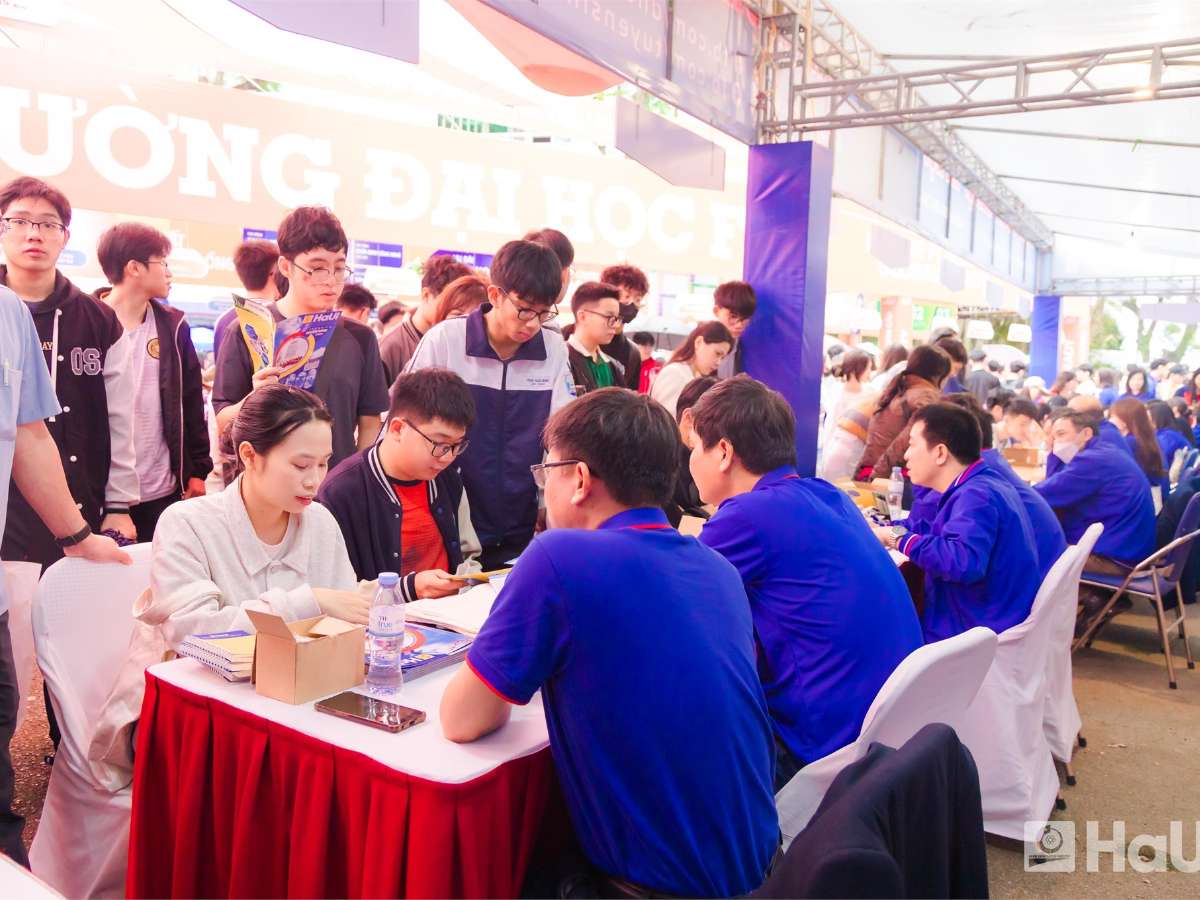 Phục vụ cộng đồng và tư vấn tuyển sinh tại Phú Thọ