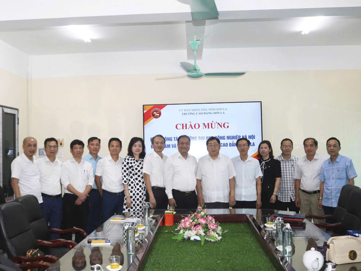 Tăng cường hợp tác đào tạo, nghiên cứu khoa học và chuyển đổi số giữa Đại học Công nghiệp Hà Nội và Trường Cao đẳng Sơn La