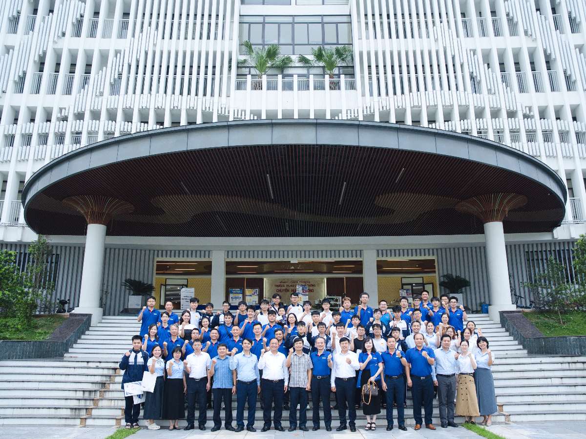 Khơi dậy khát vọng kỷ nguyên số: Đại học Công nghiệp Hà Nội mang Ngày hội STEM - Robotic - AI đến vùng Đất Tổ