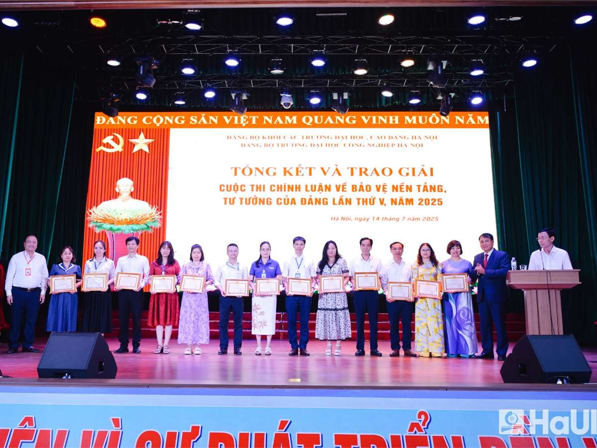 Tổ chức Lễ trao Huy hiệu 30 năm tuổi đảng và triển khai các văn bản của Đảng ủy Đại học nhiệm kỳ 2025-2030