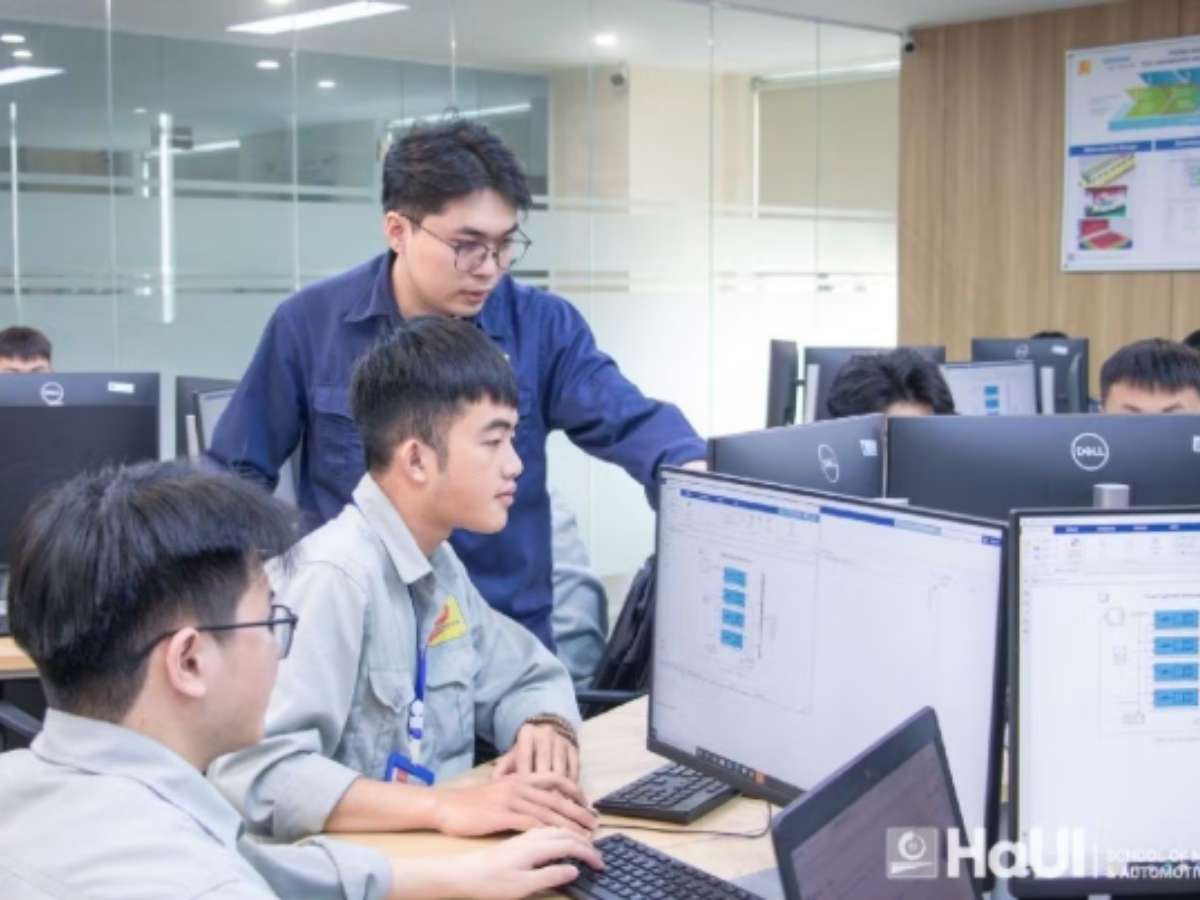 [giaoduc] Đón đầu xu thế xe điện, Đại học Công nghiệp Hà Nội mở CTĐT Kỹ thuật ô tô và Năng lượng mới