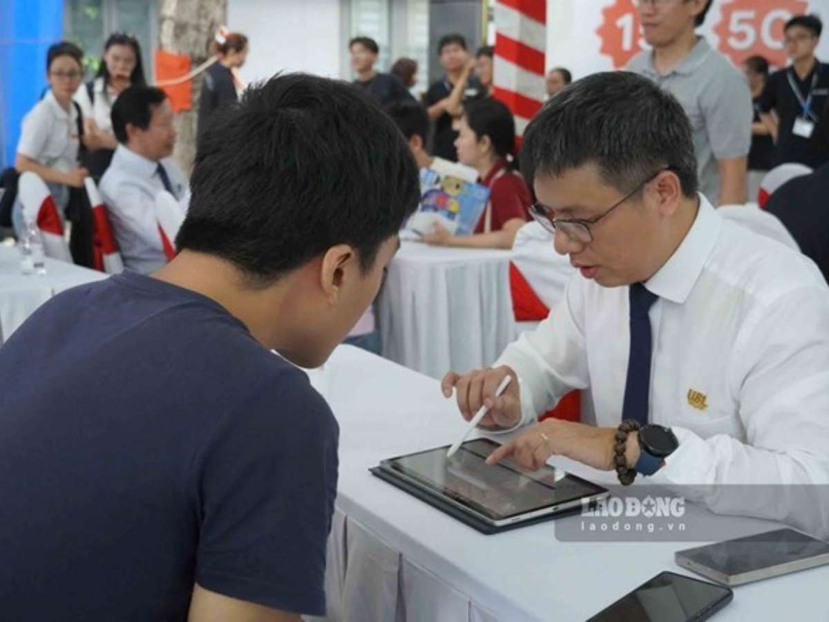 [laodong] Lượng tìm kiếm về điểm chuẩn và đăng ký nguyện vọng tăng mạnh