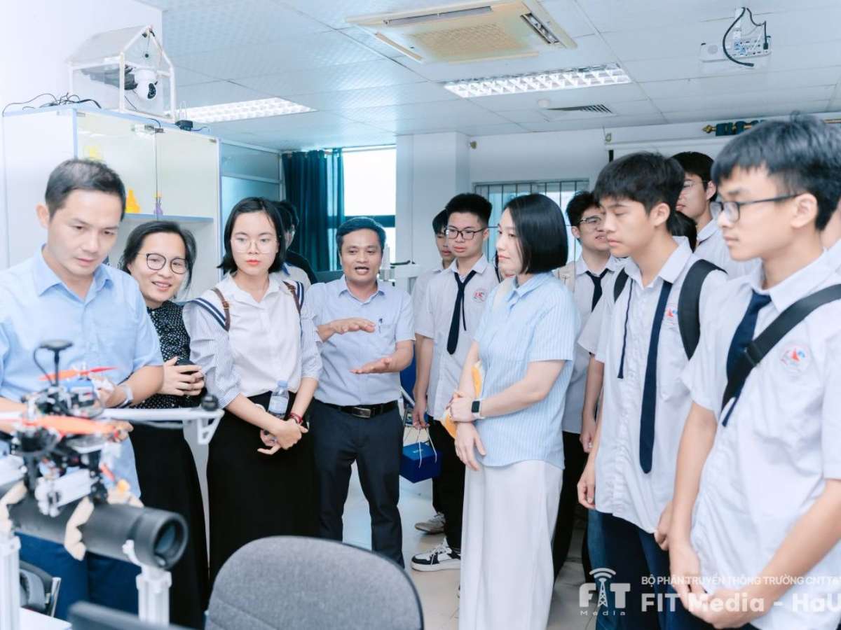 [chuyenhalong] Chuyến tham quan và trao đổi kinh nghiệm STEM đầy ý nghĩa của thầy và trò Chuyên Hạ Long tại Đại học Công nghiệp Hà Nội