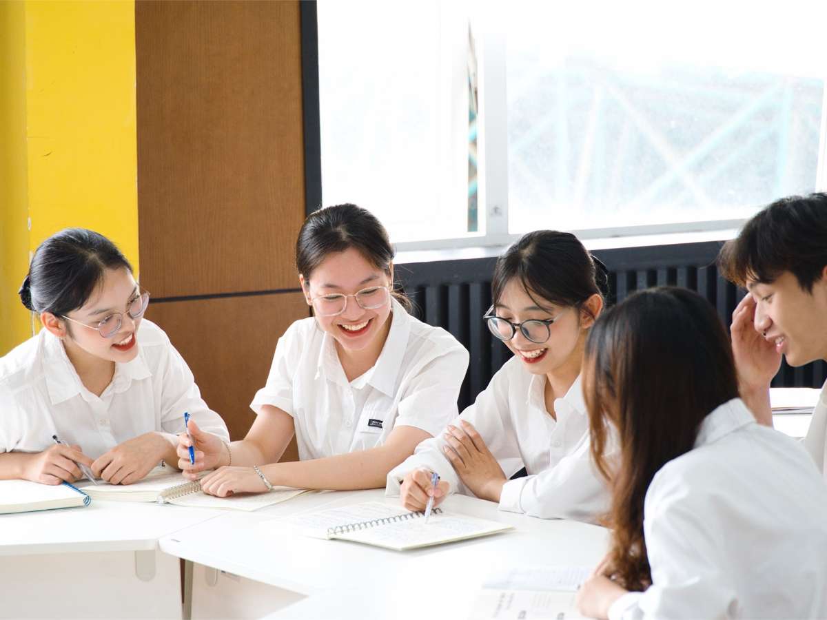 9 advantages of studying in an English-Medium programme at HaUI