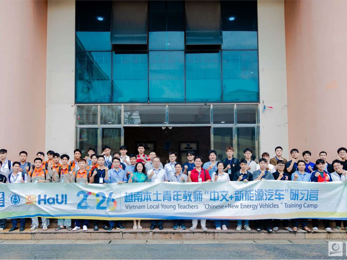 HaUI strengthens international academic exchange through new energy vehicle workshop