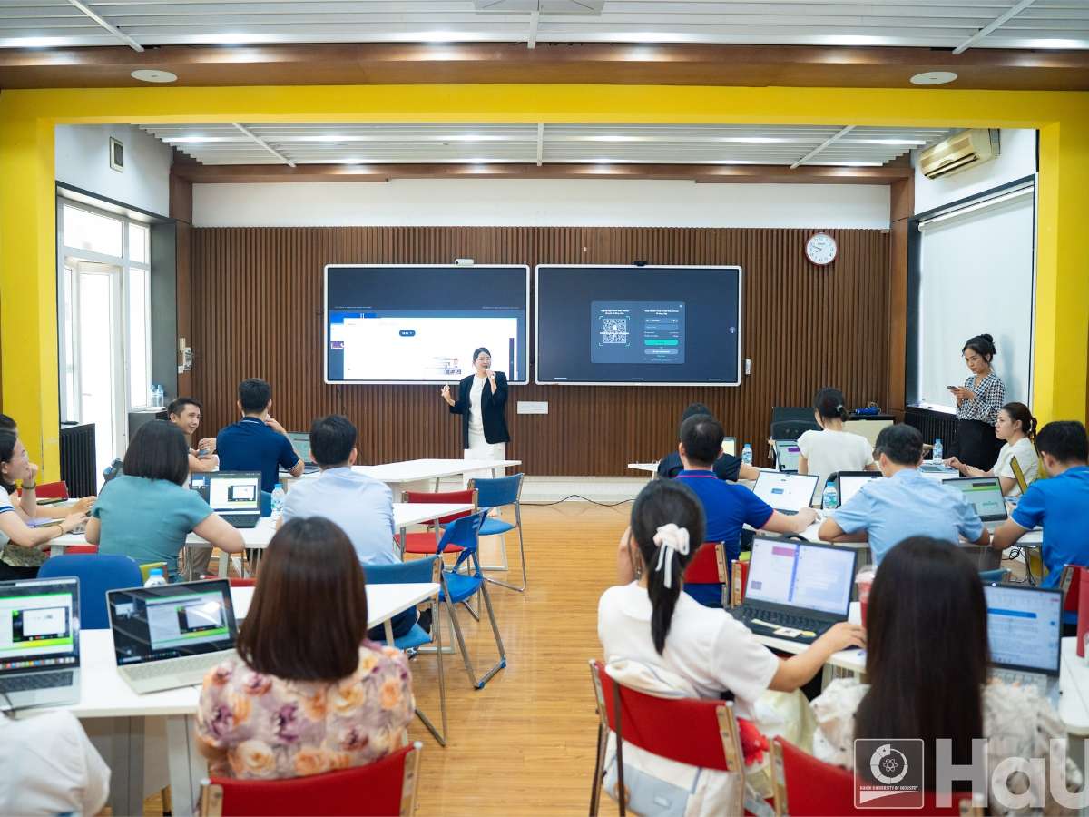 HaUI provides training on ClassIn smart classrooms for lecturers