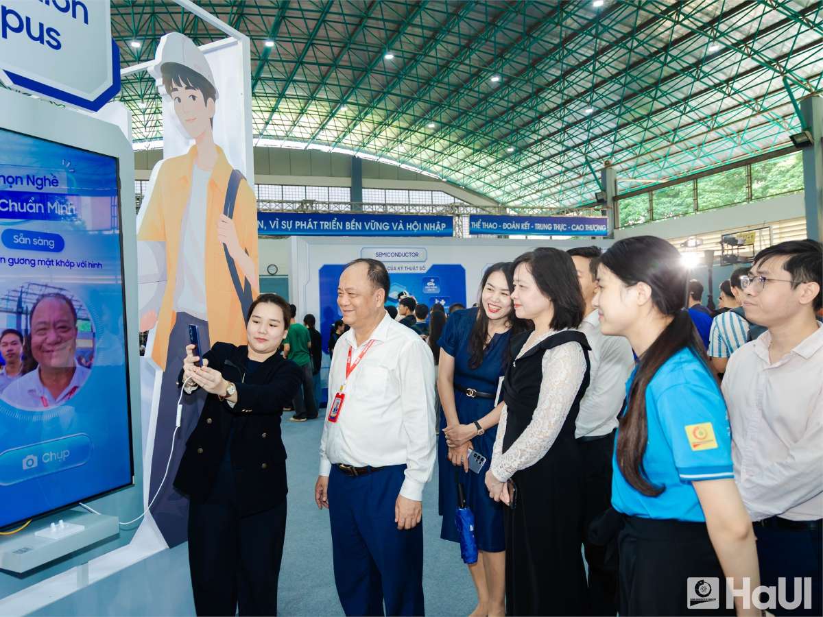 HaUI students explore emerging technologies at SIC Tech Day