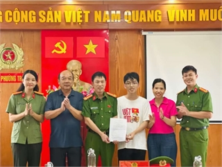 [tienphong] Không chờ gọi tên, những người trẻ tự nguyện viết đơn nhập ngũ