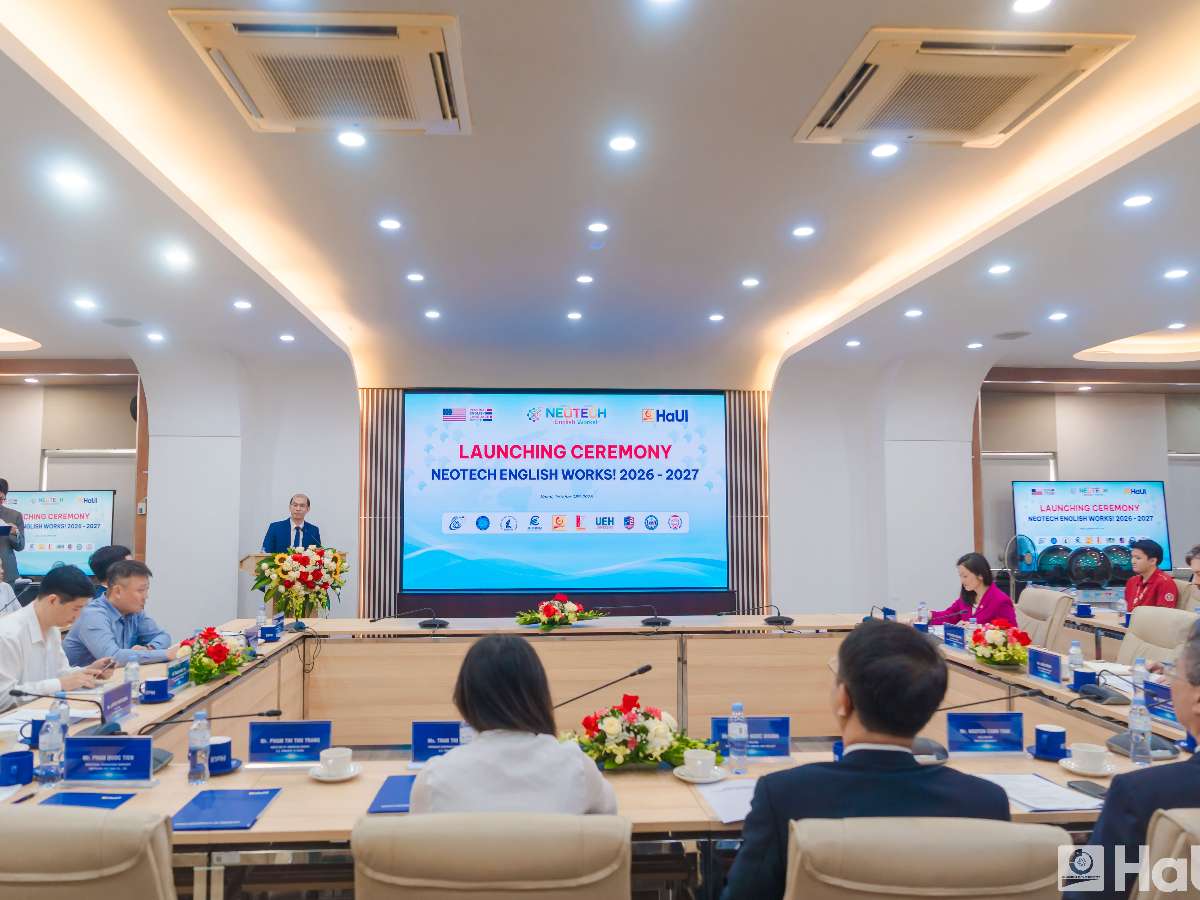 [tapchicongthuong] Đại sứ Hoa Kỳ Jennifer Wicks dự khai giảng NeoTECH English Works tại HaUI