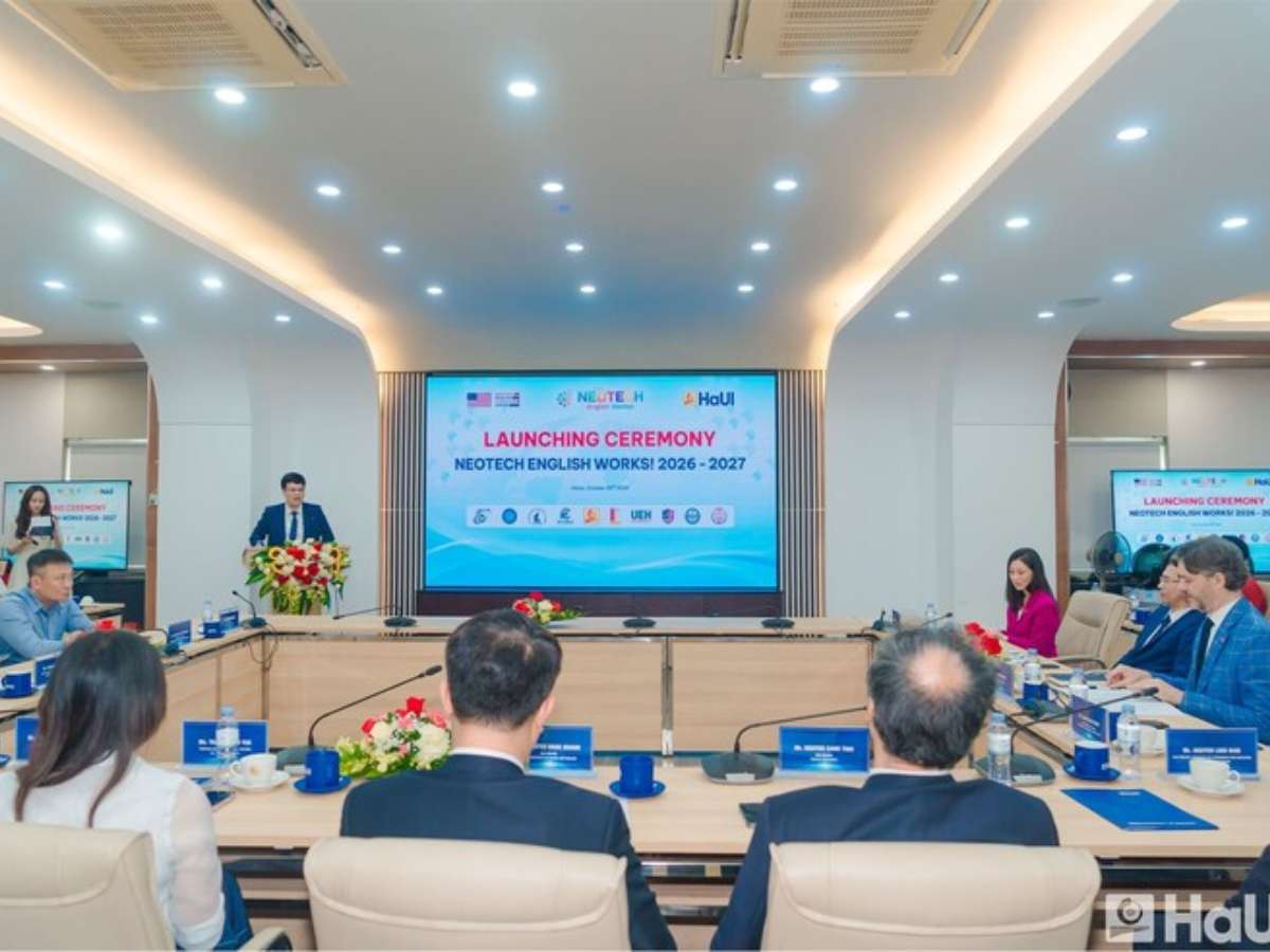 [tapchigiaochuc] ĐẠI SỨ HOA KỲ TẠI VIỆT NAM JENNIFER WICKS DỰ KHAI GIẢNG NEOTECH ENGLISH WORKS TẠI TRƯỜNG ĐẠI HỌC CÔNG NGHIỆP HÀ NỘI