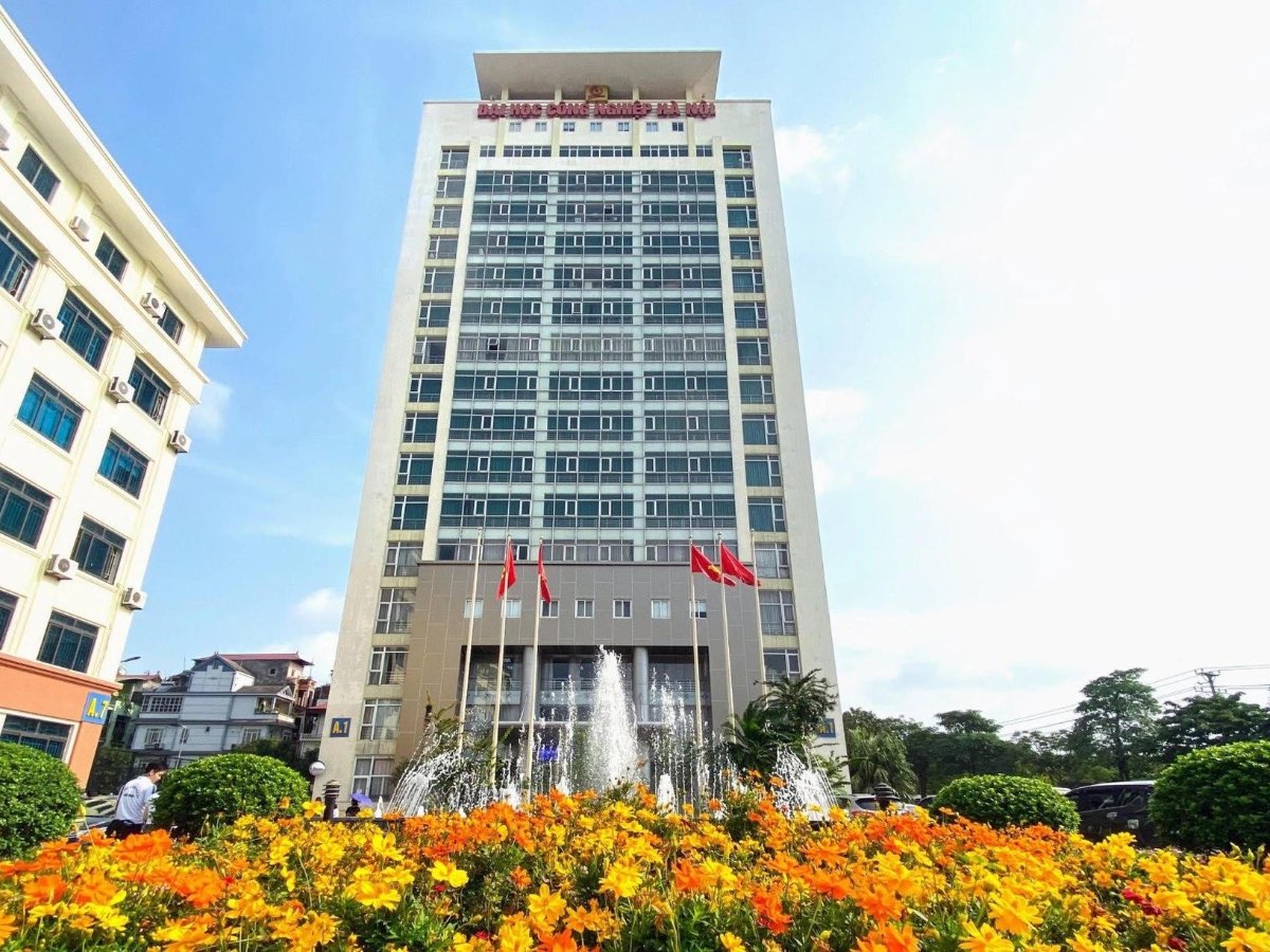 [tuoitre] Nhiều trường đại học cảnh báo tân sinh viên: Coi chừng 'thông báo khẩn' lừa đóng học phí
