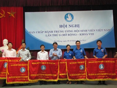 Hội Sinh viên Trường Đại học Công Nghiệp Hà Nội vinh dự nhận Cờ Đơn vị dẫn đầu trong công tác Hội và phong trào sinh viên Thành phố Hà Nội năm học 2010 - 2011